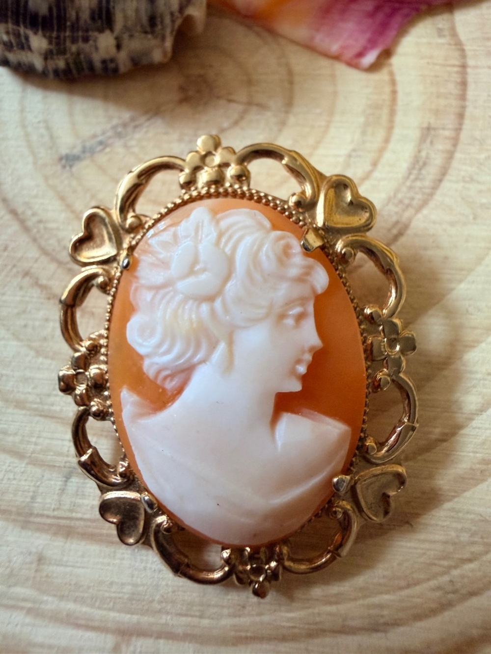 Vintage large Cameo brooch in gold filled excellent condition